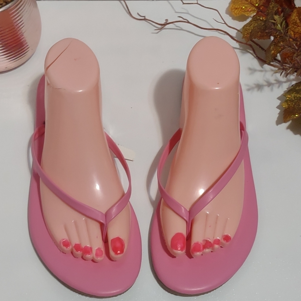 Shade & Shore Vibrant Pink Flip-Flop Sandals